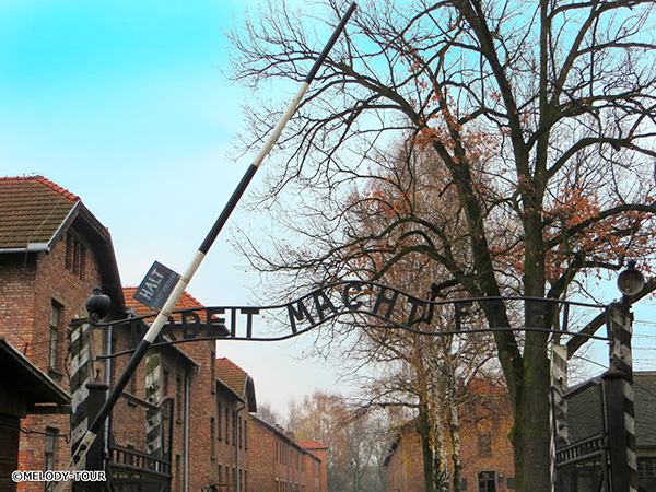 「ARBEIT MACHT FREI」の門