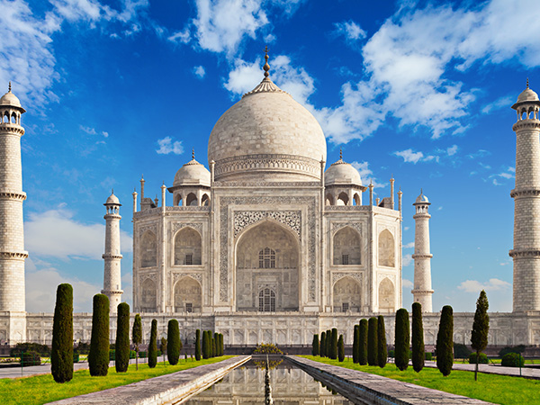 ガンジス川・タージマハル観光＆学校で特別授業！ 
ホームステイとスラム訪問でインドを知る８日間